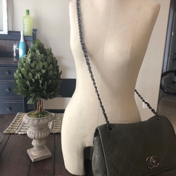 Authentic Chanel Flap Classic Quilted CC Shoulder Chain Bag - Picture 3 of 15